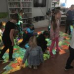 Dzieci bawią na magicznym dywanie