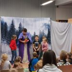 Aktorka z dziećmi na scenie