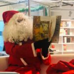 Mikołaj czyta na głos książkę i pokazuje obrazki