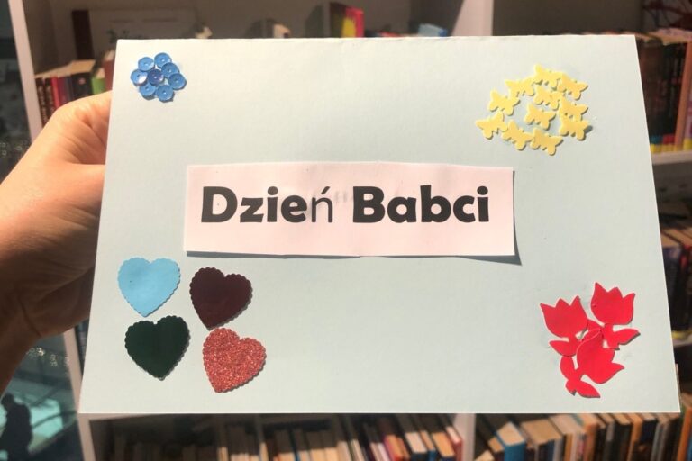 Kartka dla babci ozdobiona kwiatami, motylami i sercami.