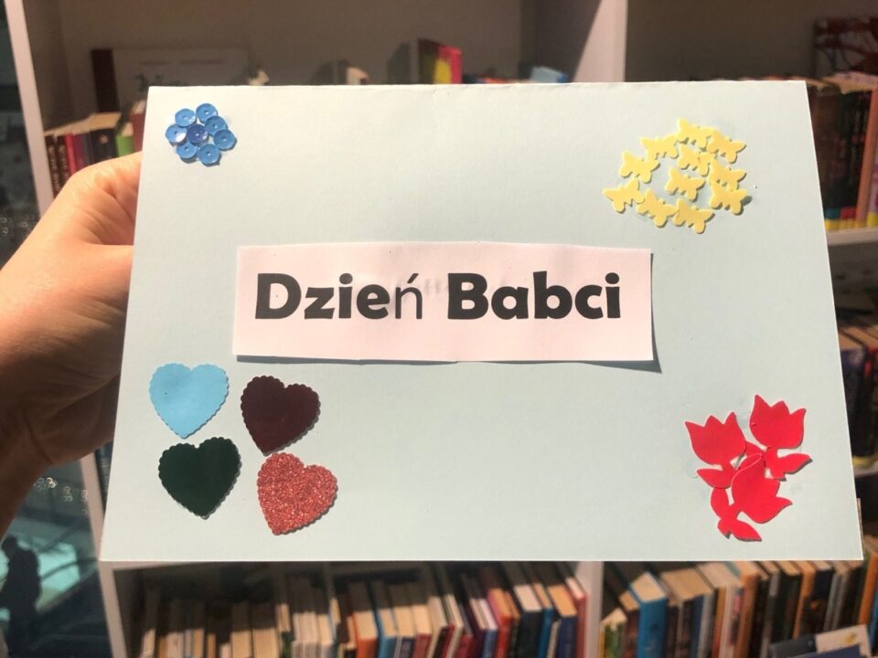 Kartka dla babci ozdobiona kwiatami, motylami i sercami.