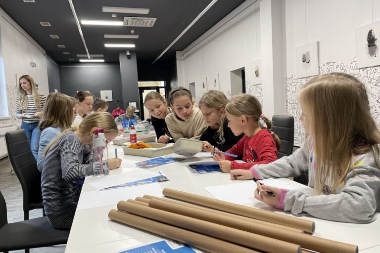 Dzieci zaczynają opracować projekt rakiety