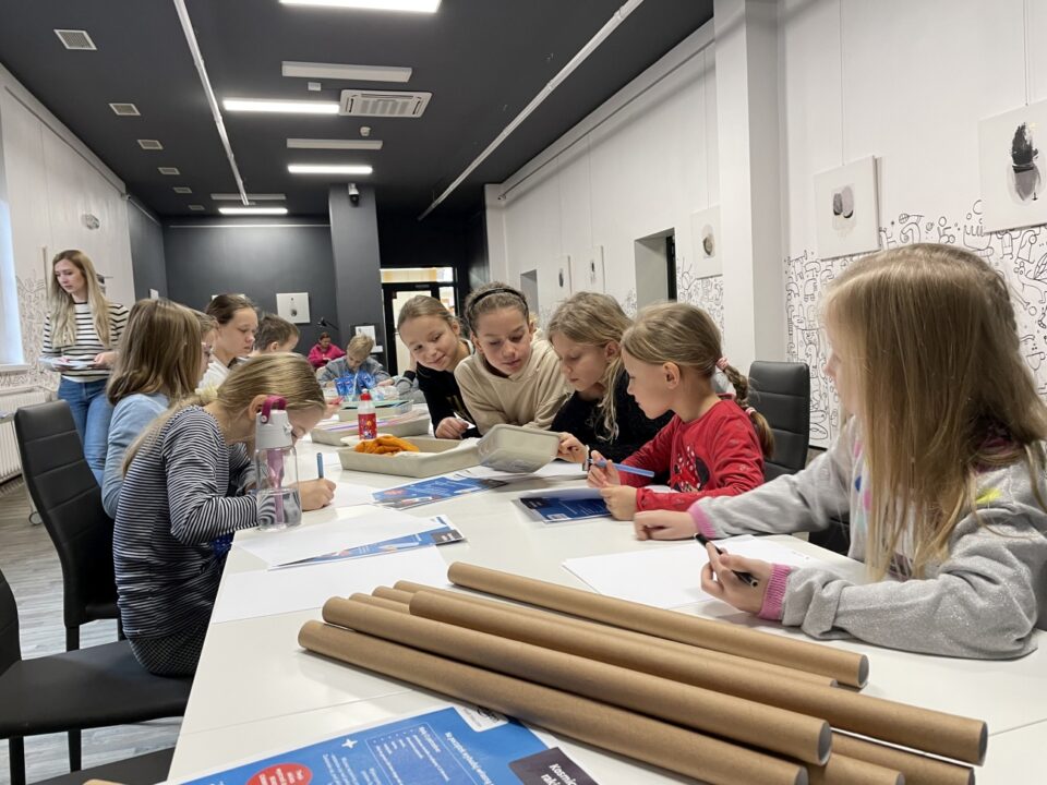 Dzieci zaczynają opracować projekt rakiety