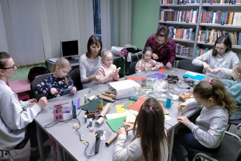 Dzieci z matkami przy pracy plastycznej