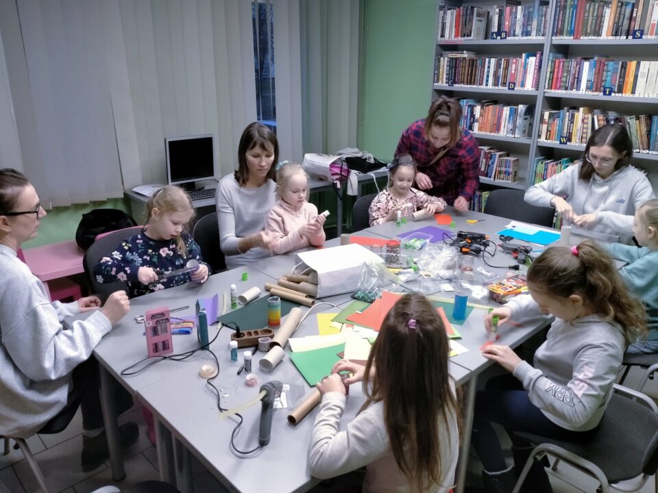 Dzieci z matkami przy pracy plastycznej