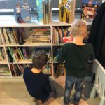 Dzieci przeglądają regały na książki