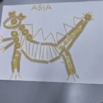 Kartka z naklejonym dinozaurem z makaronu z podpisem Asia