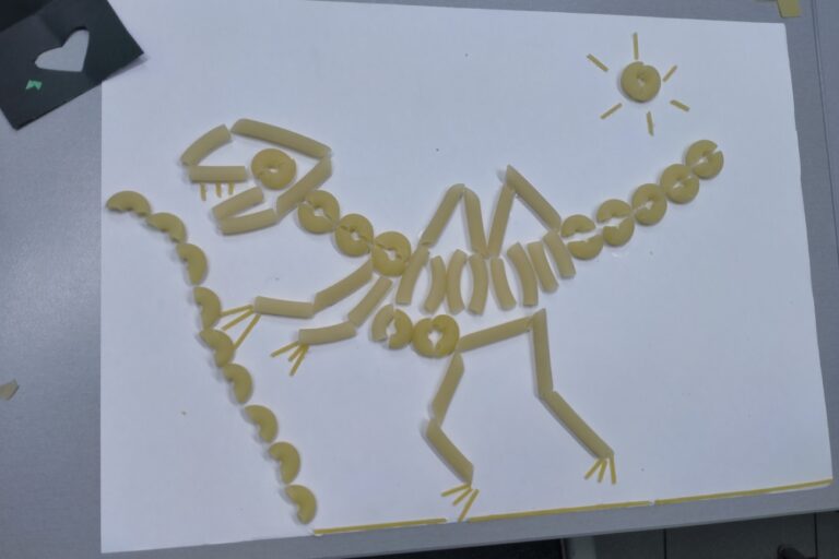 Kartka z naklejonym dinozaurem z makaronu - tyranozaura
