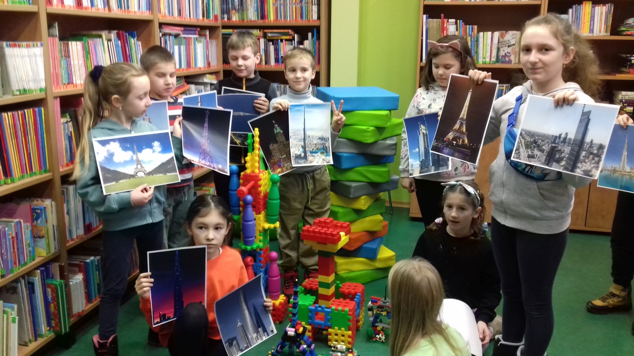 Pamiątkowe zdjęcie, dzieci trzymają zdjęcia wież