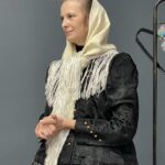 Małgorzata Pietrzak ubrana w czarnym stroju śląskim z chustą na głowie