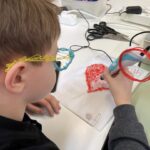 Chłopiec w oprawie 3D i wykonuje serce techniką 3D