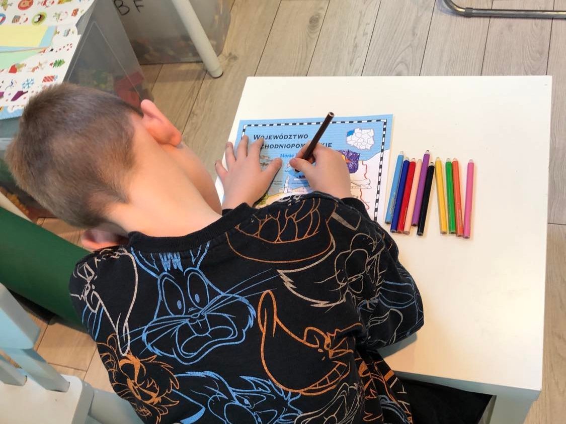 Chłopiec rysuje fragment Polski