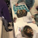 Dzieci bawią w memory i rysują kolorowanki