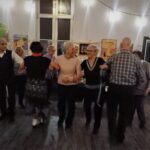 Seniorki i seniorzy wspólnie tańcą