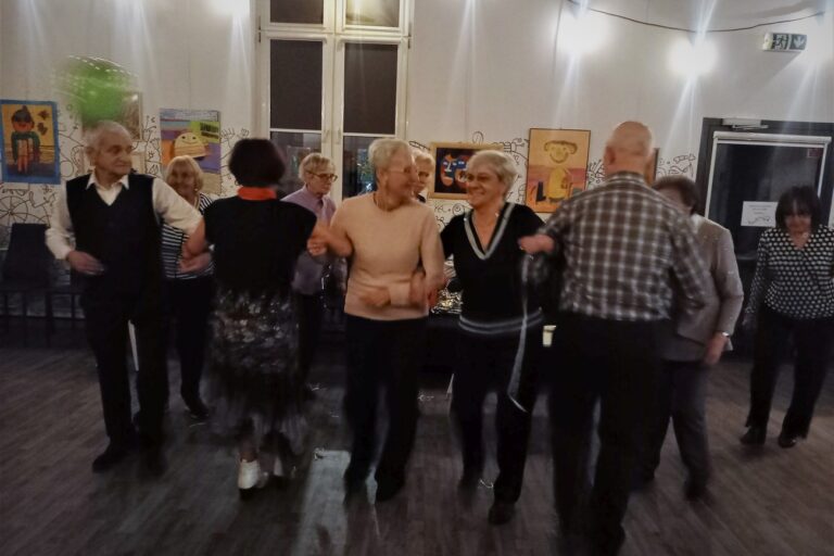 Seniorki i seniorzy wspólnie tańcą
