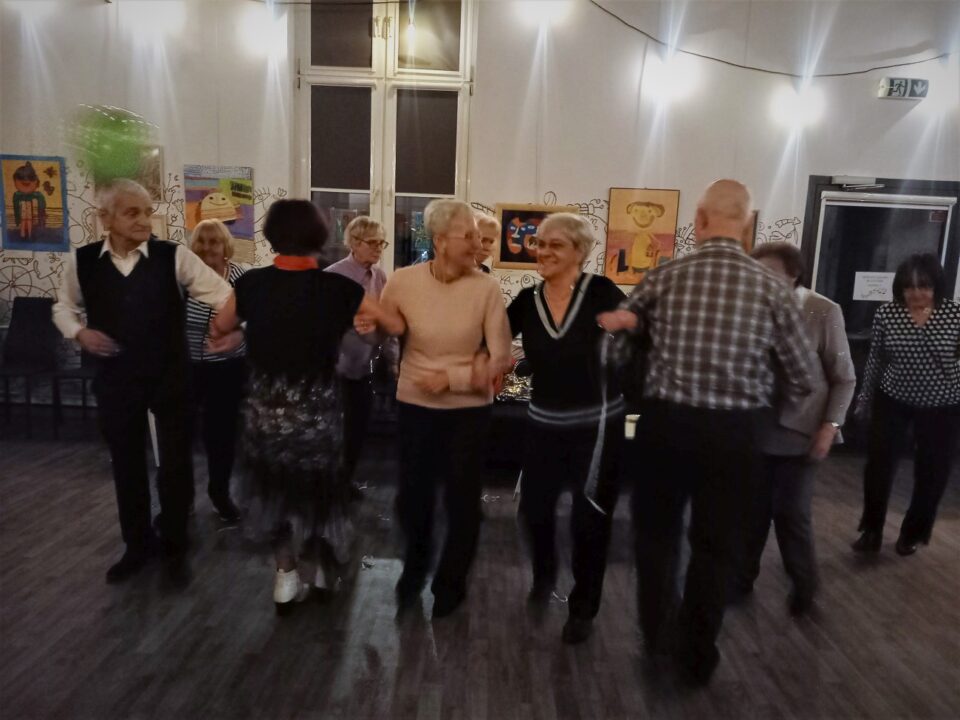 Seniorki i seniorzy wspólnie tańcą