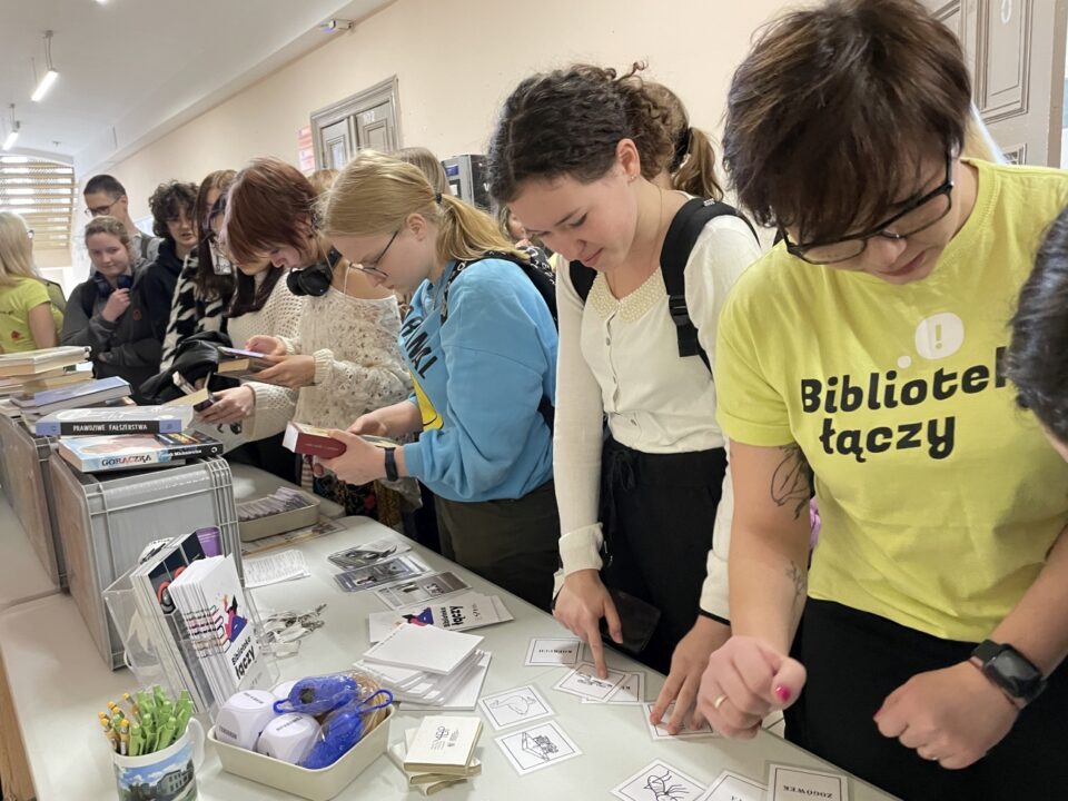 Uczniowie przy stoliku bibliotecznym