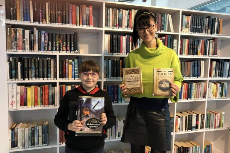 Czytelniczka z bibliotekarką prezentują książki Tolkiena