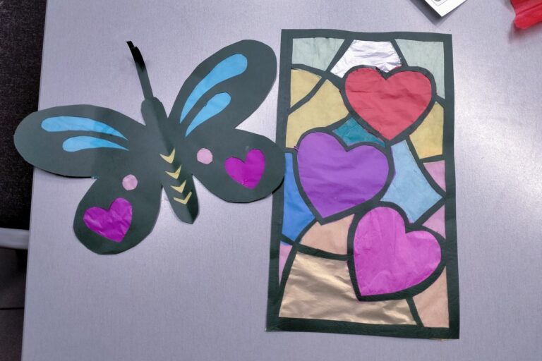 Motyl i serca w okienku z witrażu