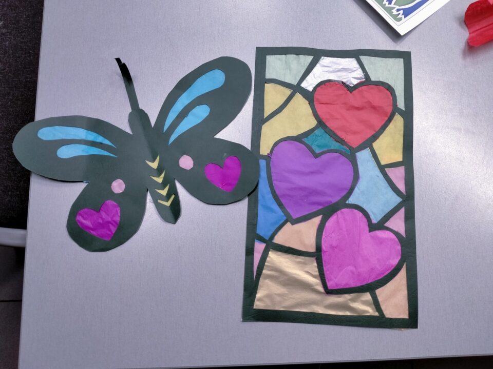 Motyl i serca w okienku z witrażu