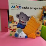 Myszka z serem z filcu i w tle książka - Miko szuka przyjaciela