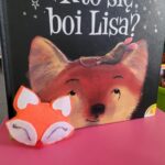 Głowa lisa z filcu i w tle książka - Kto się boi lisa