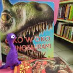 Dinozaur z filcu i w tle książka - Oko w oko z dinozaurami