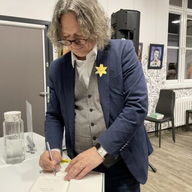 Ryszard Koziołek podpisuje książkę