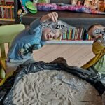 Dzieci pokazują znalezione dinozaury