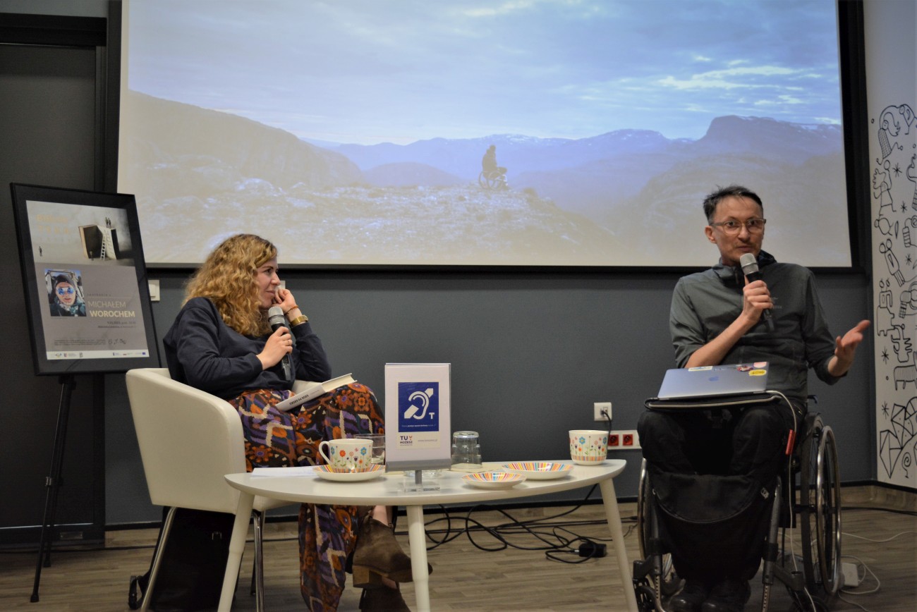 Sandra Staletowicz i Michał Woroch, na ekranie wyświetla zdjęcie Michała Worocha na wózku w górach
