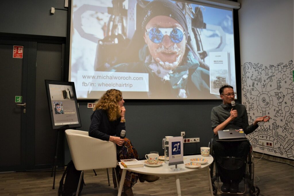 Sandra Staletowicz i Michał Woroch, na ekranie wyświetla zdjęcie Michała Worocha z zamarzniętą twarzą i w okularach przeciwsłonecznych