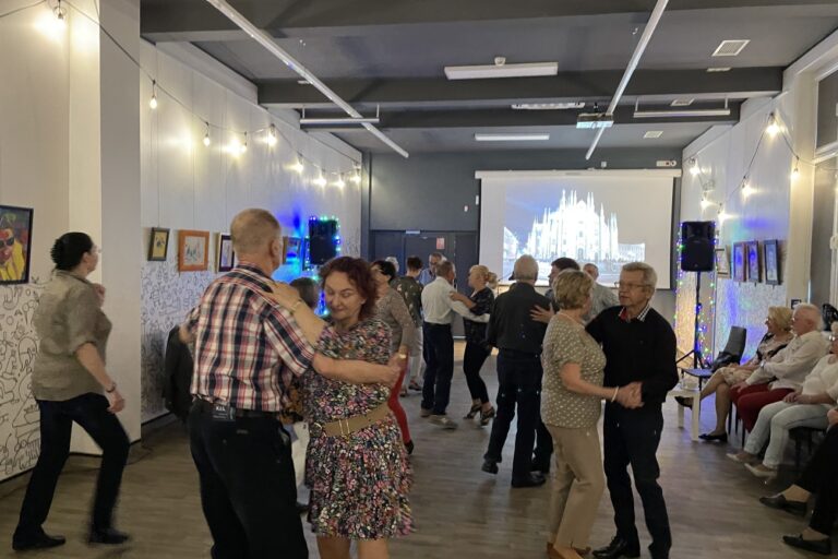 Widok ogólny na salę z tańczącymi seniorami