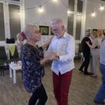Seniorzy tańczą parami