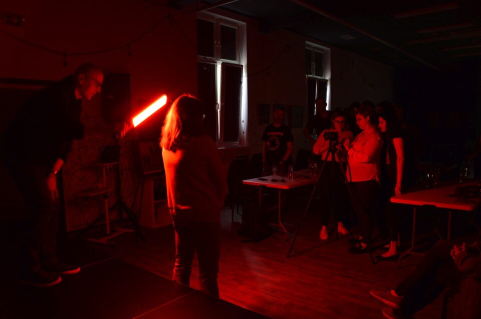 Trwa sesja zdjęciowa z użyciem specjalnej lampy o innym kolorze