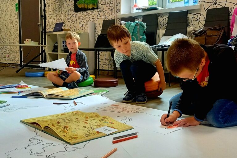Chłopcy przy pracach plastycznych