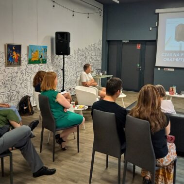 Słuchacze słuchają, w głębi Karolina Janetta