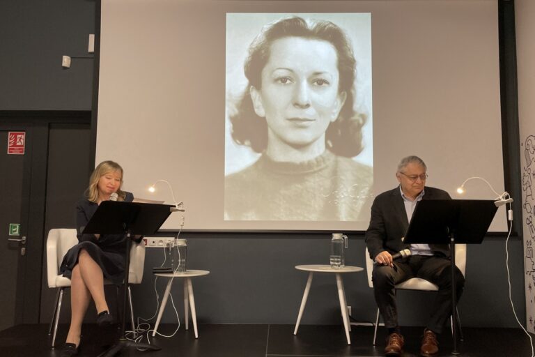 Dorota Segda i Jacek Romanowski, na ekranie wyświetla zdjęcie Wisławy Szymborskiej