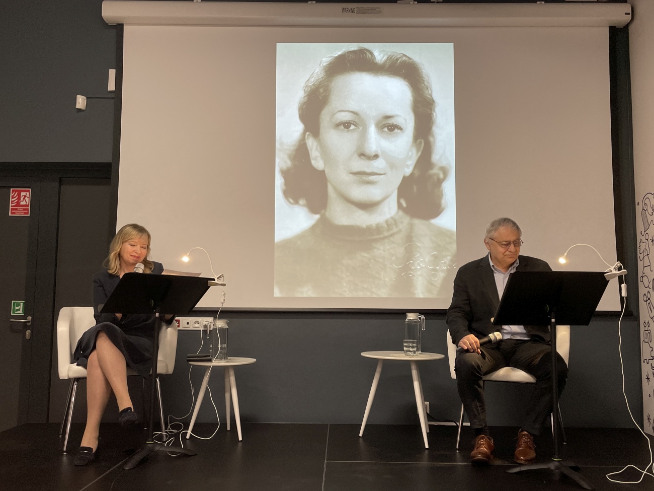 Dorota Segda i Jacek Romanowski, na ekranie wyświetla zdjęcie Wisławy Szymborskiej