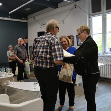 Izabela Kochańczyk i Klaudia Bera wręczają dyplom i prezent panu Aleksandrowi Wrońskiemu za zdobycie I miejsca