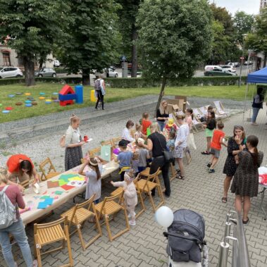 Widok z tarasu biblioteki na warsztaty.