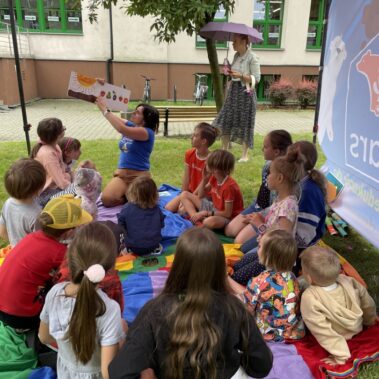 Zajęcia z języka angielskiego. Dzieci słuchają lektorki