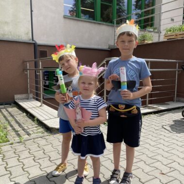 Dzieci jako indianie, z własnoręcznymi opaskami na głowach i totemami.