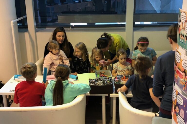 Dzieci przy pracach plastycznych