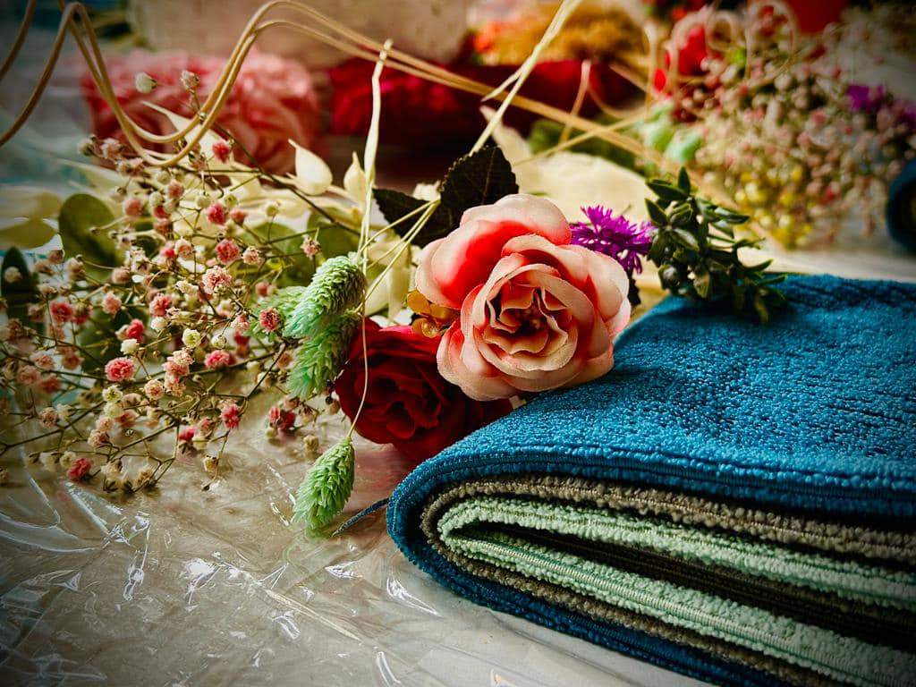 Kwiaty, suche rośliny i ręczniki