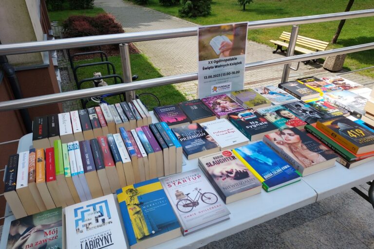 Na stoliku leżą książki