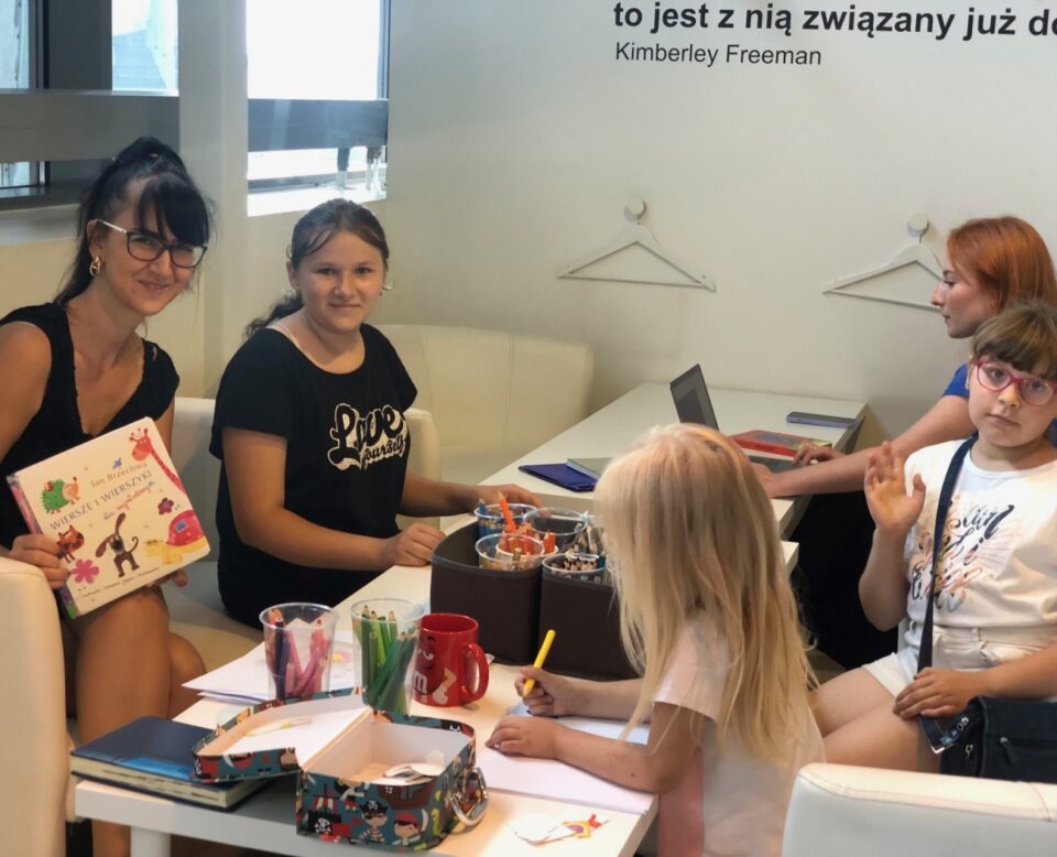 Bibliotekarka z dziećmi podczas zajęcia