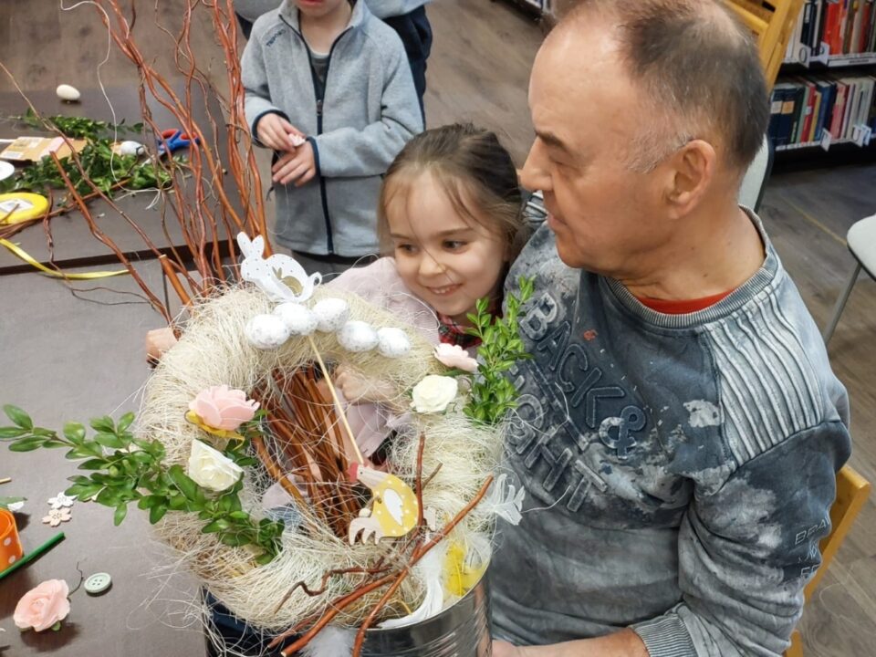 Dziadek z wnuczką z gotowym wiankiem
