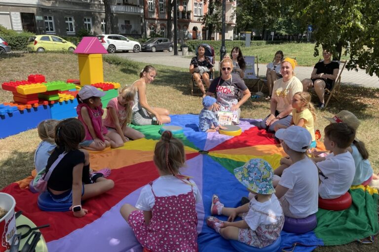 Dzieci imprezują podczas wydarzenia "Tajemniczy ogród"