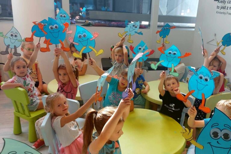 Dzieci pokazują swoje krople wody z papieru