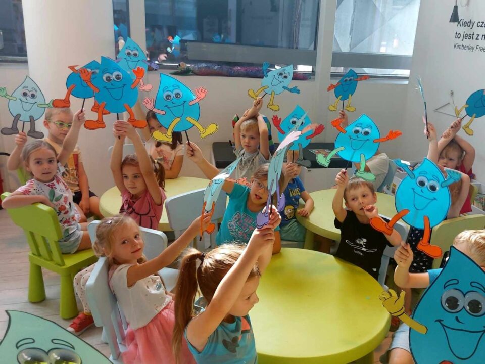 Dzieci pokazują swoje krople wody z papieru